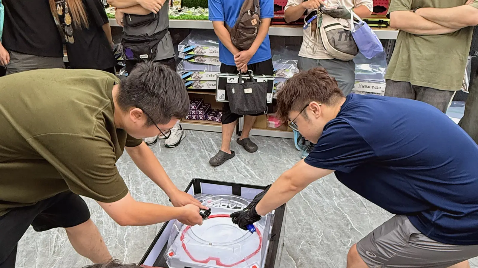 童無忌戰鬥陀螺店賽 7/12 現場直擊|134 人擠爆彰化溪湖玩具店,加賽冠軍是小朋友餅乾 封面