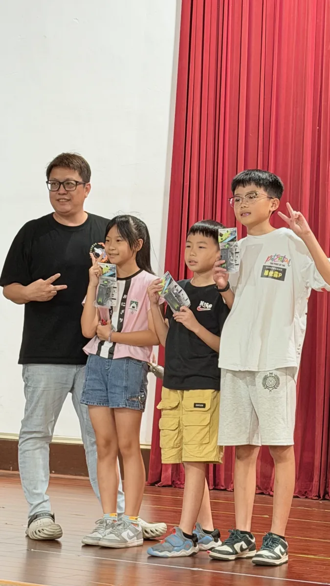 夢想盃第四屆頒獎：主辦方頒發獎品給小選手