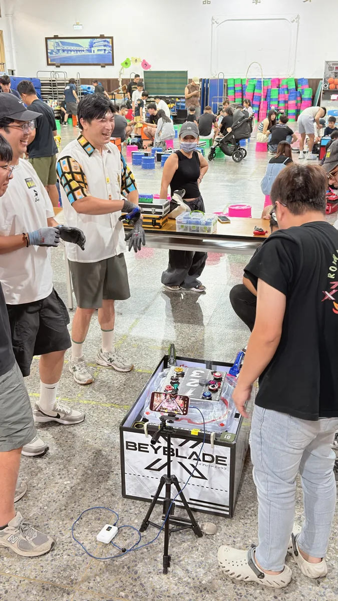 夢想盃第四屆賽前：選手在場邊準備陀螺與檢錄